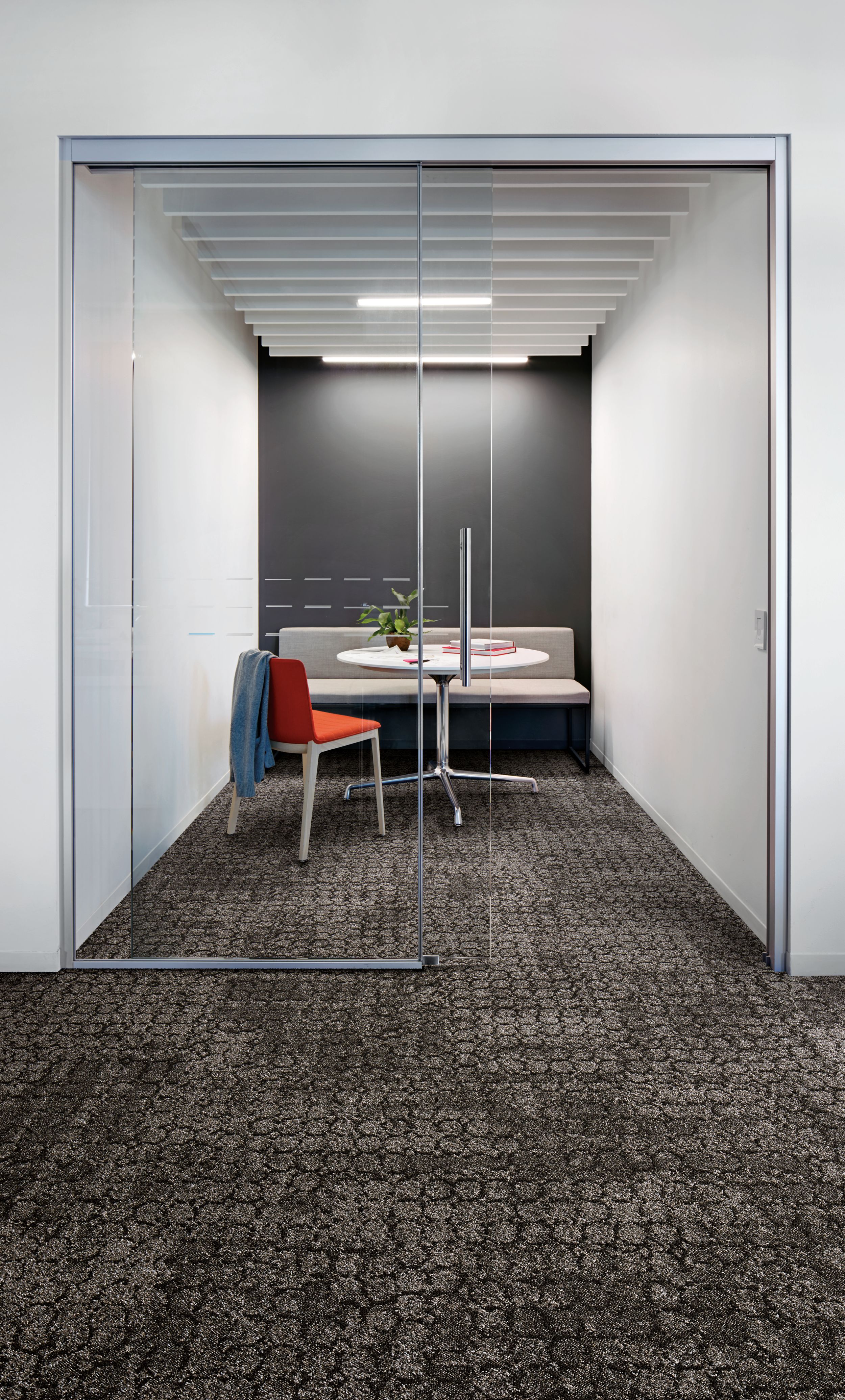 image Interface Mercer Street carpet tile in seating room with sliding glass door numéro 1